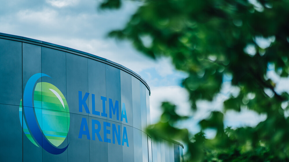 Au&szlig;enansicht auf das Logo an der Fassade der KLIMA ARENA.