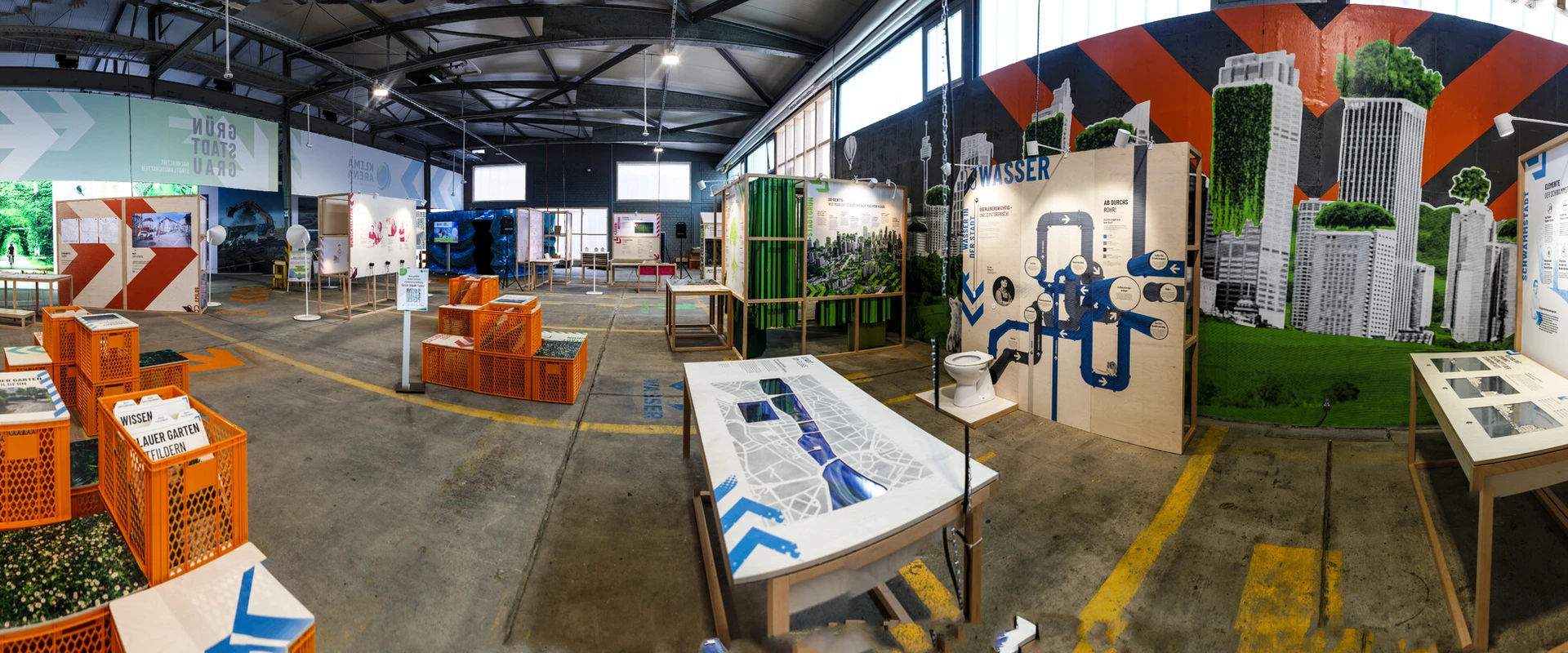 Ein Panoramablick in die verschiedenen Exponate der Ausstellung.