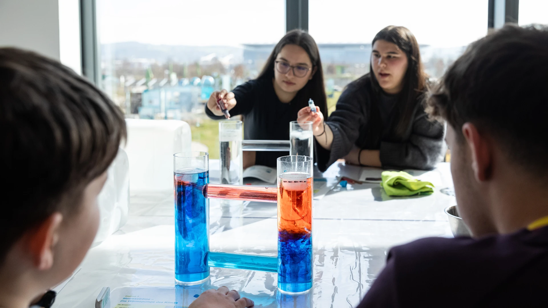 Sch&uuml;ler bei einer Workshop Station